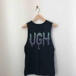  - svart muscle-tee/linne från oldschool dropdead med motivet ”ugh”.  Kan mötas längst roslagsbanan eller i stockholm, annars står köpare för frakt.