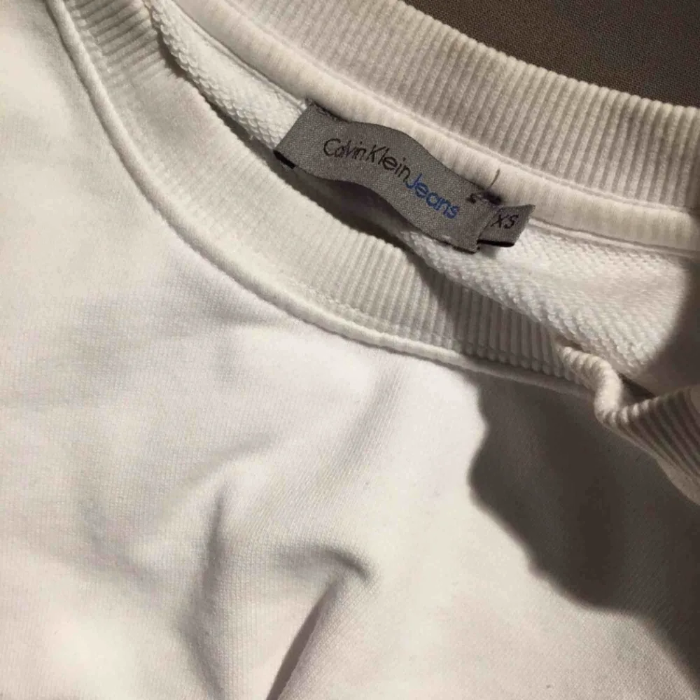 En Calvin Klein tröja i bra skick. Passar både XS och S Båda går bra. Byta går nog bra . Tröjor & Koftor.