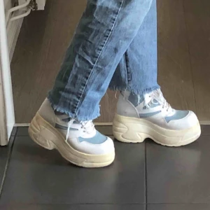  - Vintage 90’s platform sneakers! Mellansulan har gulnat lite men annars i gott skick. För mer info se min profil eller skriv!
