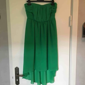  - Grön klänning i storlek S. Märket Vila. Använd fåtal gånger och därav bra skick. Ett litet gummiband som syns på ryggen men som lätt kan fixas. Smala axelband medföljer. Köparen betalar frakten