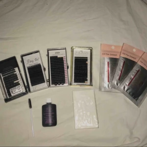  - fransar och tillbehör till fransförlängning. Fransar 1 oöppnad, andra endast testade. Eyepatch nya ,Ögon lappar nya 4 st påsar i varje förpackning, Franslim ny , full (22ml). Fransborste ny! Säljer allt tillsammans för 650 kr Köpt för ca 950 kr.