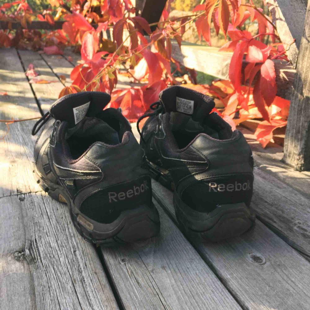 Sneakers från Reebok, storlek 44. . Skor.