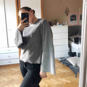  - Tjockare tröja från Zara som är som ”päls”. Så fin!