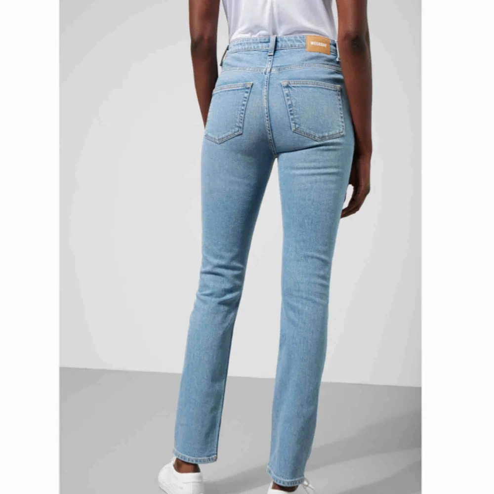 Way swish blue jeans  Way jeans have a slim fit with a high waist and straight legs from knee down. Made of a mid-stretch fabric, this pair comes in a soft light  blue wash.    Fint skick 😍 tyvärr lite för små för mig  Funkar för en med ca storlek 36 . Jeans & Byxor.