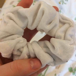  - Vit scrunchie! Köparen står för frakt:)