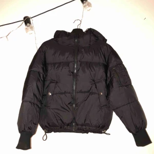  - Vinterjacka från carlings. Väldigt varm och skön! Sparsamt använd så i bra skick! Kan mötas upp i sundvall annars står köparen för frakt! 