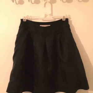  - Svar ”vippig” kjol från & Other Stories. Dubbla tyg, undertyg är tjockare, glansigt, sidenliknande och övertyg är styvare och genomskinligt. Nyskick. Möts upp i Stockholm efter överenskommelse alternativt skickas mot fraktkostnad.