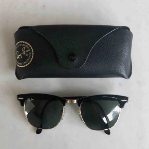  - Ray-Ban Clubmaster (Gloss Black & Gold) Skick 9/10 inga repor. Knappast använda - toppskick.  100% AUTENTISK (”RB” ingraverat på glaset visar på äkthet) nypris 1000kr  Möts i Göteborg eller så står du själv för frakten.  Ansvarar ej för postens fel.