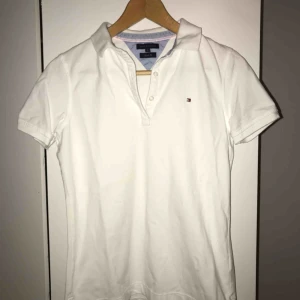  - Tre fina Tommy Hilfiger pikéer, 150kr/styck. Knappt använda så i väldigt fint skick. 