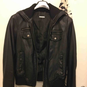  - Fake leather jacka, unisex. Märket finns ej i Sverige!