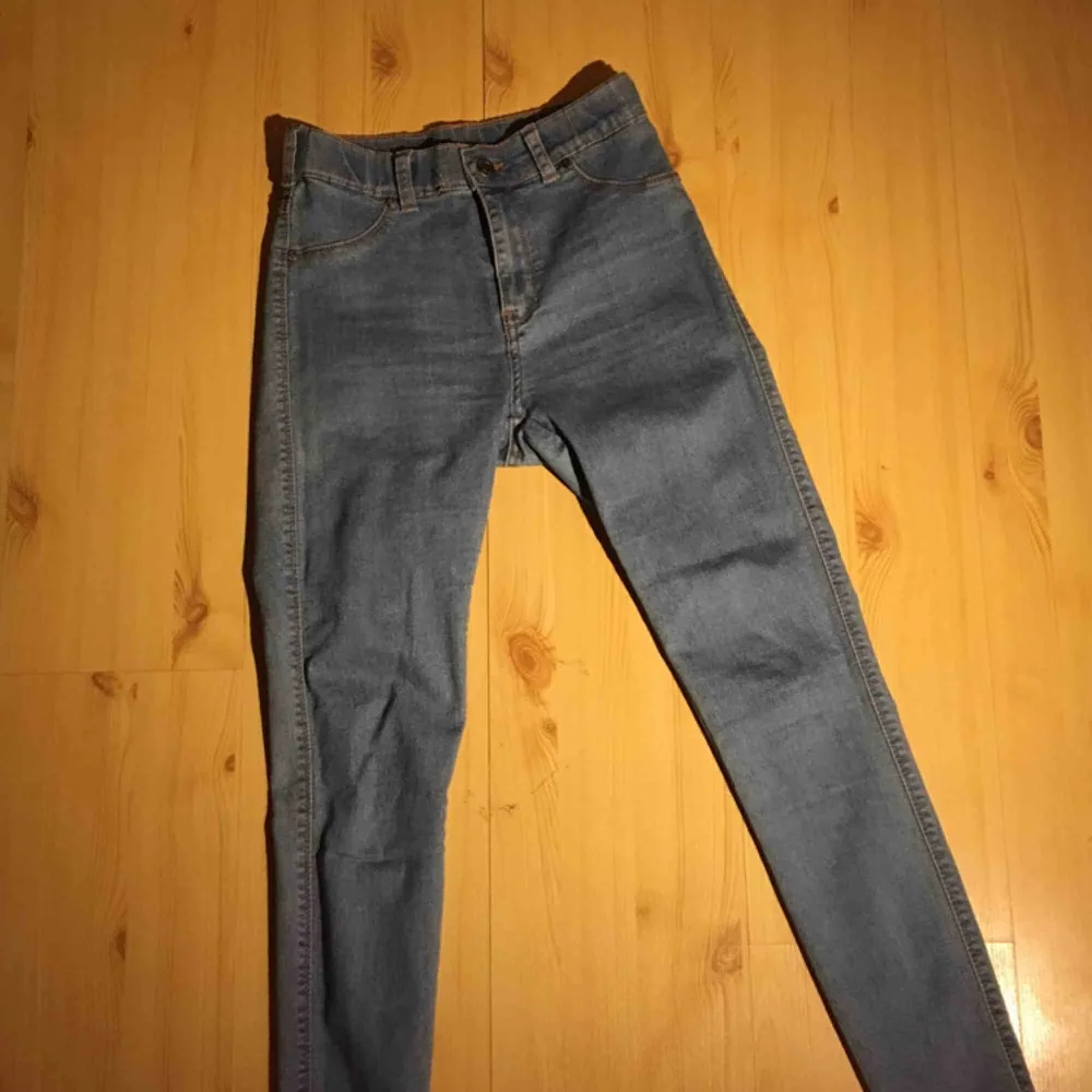 Nästintill oanvända jeans från DR. Denim. Storlek S och mycket stretch. Riktigt snygga! . Jeans & Byxor.