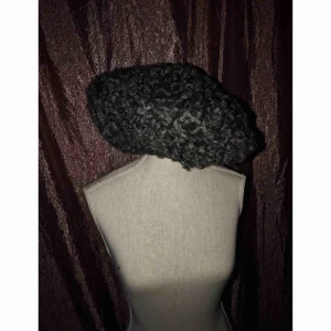  - Fårskinnsbasker från sent 90-tal som jag ärvt från mamma. Hennes ord: ”från en dyr butik på Götgatan, kommer inte ihåg vart men den var jätte speciell.” Säljer endast på grund av att någon annan kan ha bättre användning för den.