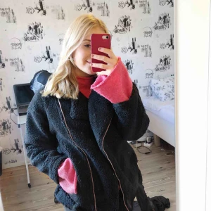  - Helt ny med prislapp kvar teddy jacka från Boohoo i storlek 38/M. Inköpt för 540kr + frakt men tyvärr för lång för mig och orkar inte hålla på och returnera. :( Supersnygg och mysig! Passar en M eller lite oversized S. 