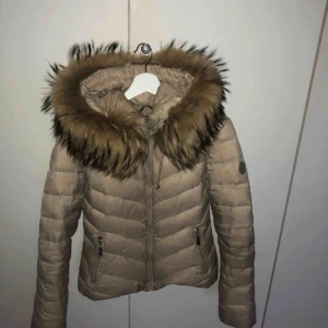  - Hollies jacka Aspen , en utav bollarna saknas därav bestämde jag att ta bort Båda2. Skickar med den ena. Dragkedjan har gått av men går fortfarande utmärkt att stänga och öppna