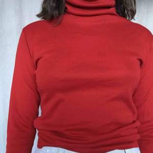 Långärmad tröja med polokrage i röd höstig färg🍁 Frakt kostar, kan annars mötas upp i Stockholm 