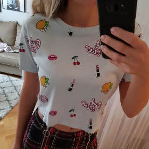  - T-shirt i storlek XS. Använd fåtal gånger. Frakt 20 kr.