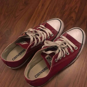  - Converse allstar vinröda låga i storlek 37,5. Använda men i fint skick och utan defekter. 58kr med postnord skicka lätt.