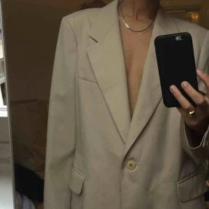  - Superfin beige kavaj från Max Mara, som ny. Lite oversize på mig, är normalt en xs, 160cm lång. Köparen står för frakt, kan även mötas upp i Stockholm.