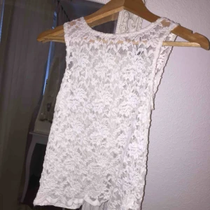  - Supergulligt linne i spets som inte längre kommer till användning. Betalning genom swish. Kan mötas i Lund/ Malmö annars står köparen för frakten. 