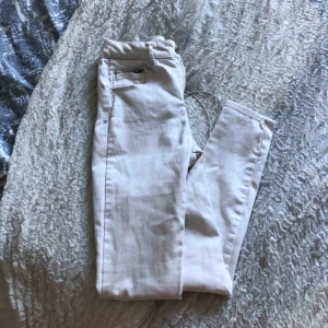  - Vita jeans ifrån bikbok