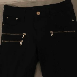  - Svarta byxor, (ej jeans), med fake kedjor! 