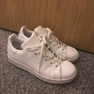  - Fina adidas stan Smith i helvitt. Använt få gånger. Storlek 35,5 så passar 36 också!  Fraktar