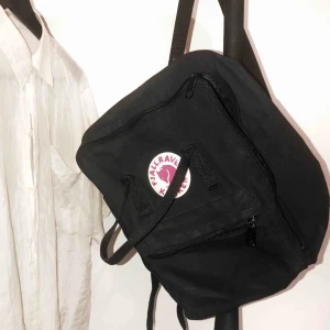  - Snygg Fjällräven-ryggsäck i fint använt skick. Hämtas helst men kan skicka mot fraktkostnad. 