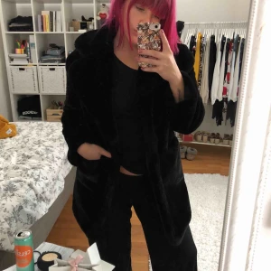  - Svart fuskpäls, perfekt nu till vintern. Nypris 1300kr. Köparen står för frakten. 