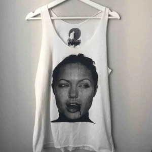  - Oversized linne med Angelina Jolie. Frakt på 36kr tillkommer. 💌