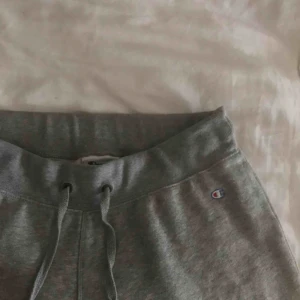  - Champions mjukisbyxor! Storlek S men ganska små i storleken- jag är vanligtvis XS-S i benen och bild 2 visar passformen på mig! (Uppvikta på bilden, jag är 164cm)