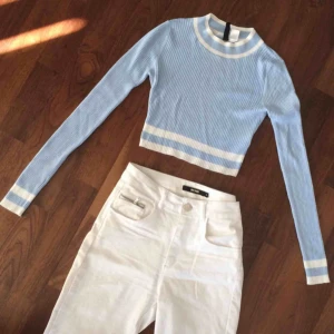  - Skitsnygg outfit, Ribbstickad crop top i Strl XS och högmidjade jeans från Bikbok i absolut nyskick!  Köparen står för eventuell frakt, men jag samfraktar gärna! ☺️