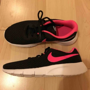  - Snygga & bekväma Nike skor. Använda endast 2-3 gånger - i superskick 🍁