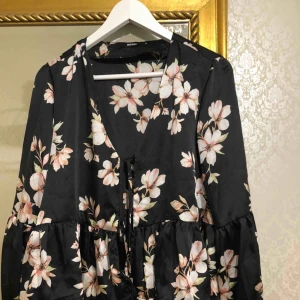  - Säljer denna fina blus , använd en gång . Finns tre ställen man knyter med snören framifrån , vid mitten 😊