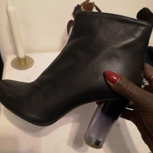  - Snygga boots from märket minimarket. Passar perfekt nu under hösten. Har använts 2 gånger. De är i skinn och är i bra skick! Möts upp i Stockholm eller fraktar de.   