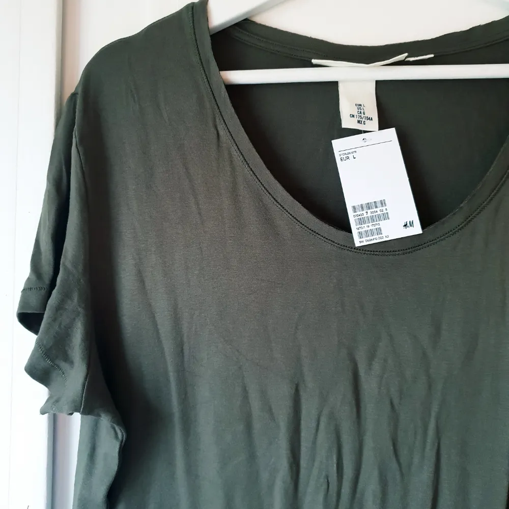 Helt ny grön tisha från H&M L.O.G.G Militär grön, säljer för att den ej kom till användning 😊. T-shirts.