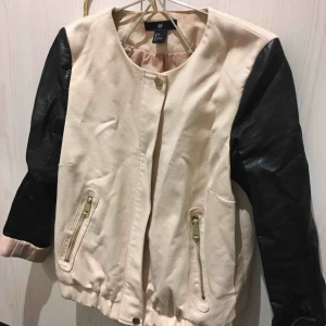  - Jättesnygg ljusrosa/beiga jacka från hm i biker-modell med skinnärmar! Passar till allt, har både dragkedja och knappar samt fickor med dragkedja. 