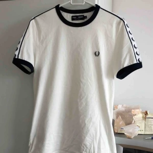  - mer lite creme vit, sparsamt använd