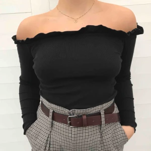  - Off-shoulder topp med volang från BikBok. Använd ett fåtal gånger men fortfarande bra skick 💫 köparen står för frakt