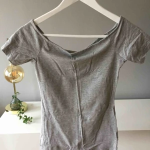  - VAD: Båtringad t-shirt från Hm MATERIAL: Bomull och viskos SKICK: Utmärkt