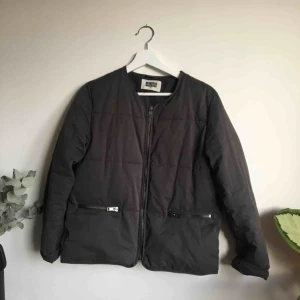  - Jacka Weekday köpt for två år sen. I väldigt bra skick. Möts upp i Gbg eller skickad. Frakt 50kr tillkommer.