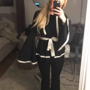  - En helt oanvänd ”kofta”  Svart vit