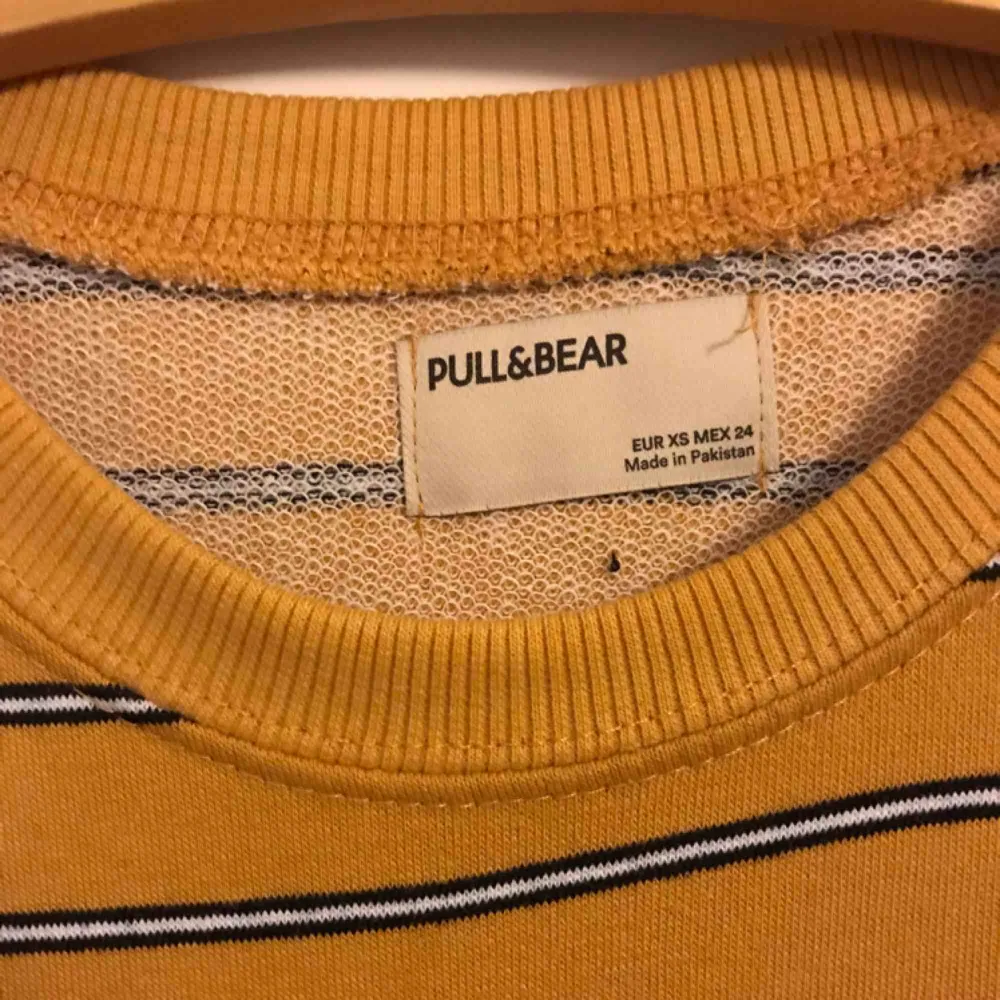 En cropped långärmad tröja från pull and bear. Beställde den från deras hemsida men tyckte inte jag passade i färgen tyvärr:( Tar emot swish och frakt tillkommer. Tröjor & Koftor.