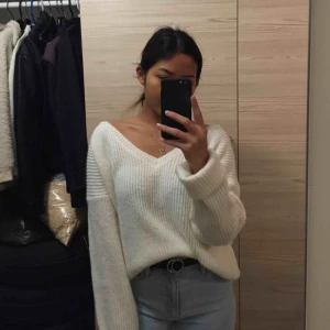  - Säljer denna stickade tröja från boohoo. Använd två gånger på grund av att den är för stor. Den är som M/XL  Jag är petite (156 cm) och har storlek XS/S. Men denna var alldeles för lång som ni kan se i bild 2. Kan endast mötas upp i Örebro 
