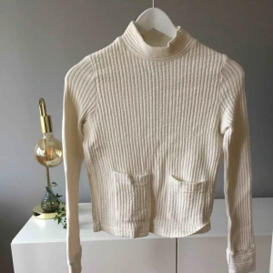  - VAD: Ribbstickad tröja från Zara MATERIAL: Bomull och elastan SKICK: Fint