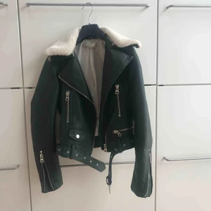  - Mörkgrön skinnjacka med avtagbar päls! 😍