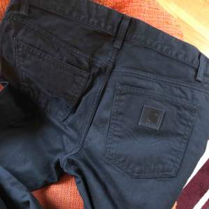 Svarta Carhartt-jeans i storlek 32x32.