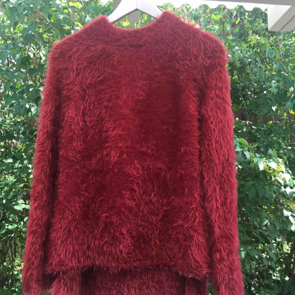 En röd ”fluff” tröja från Zaras barnavdelning i storlek 170 men passar mig perfekt som oftast har S  70kr + frakt . Hoodies.