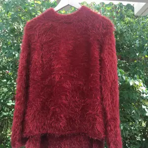 En röd ”fluff” tröja från Zaras barnavdelning i storlek 170 men passar mig perfekt som oftast har S  70kr + frakt 