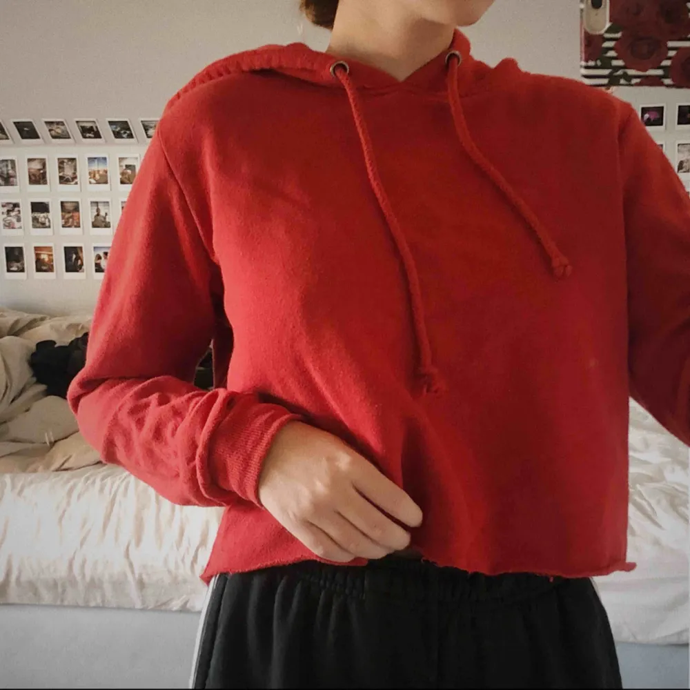 Cropped hoodie från BIKBOK, röd. På baksidan står det med vit och svart ”HYPE”.. Tröjor & Koftor.