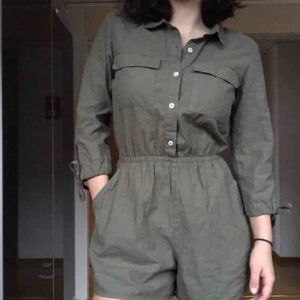  - pris är förhandlingsbart vid snabb affär✨ köper du flera plagg får du rabatt⭐️  en grön jumpsuit, tunn material! passar mig som är 170cm men passar bättre om du är kortare tror jag<3